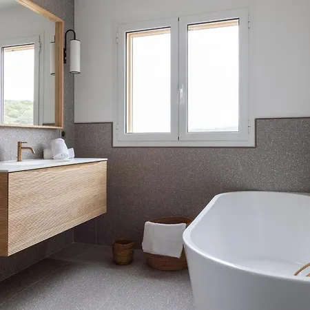 Residence Omigna, Spacious Luxury Apartments, Sea View, Pool, Gym, Calm, Free Private Parking, Free Electric Vehicle Charging, Cargese, Corse Du Sud *