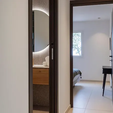 Omigna, Spacious Luxury Apartments, 2 Bedrooms, Sea View, Heated Pool, Gym, Calm, Free Private Parking, Free Electric Vehicle Charging, Cargese, Corse Du Sud דירה